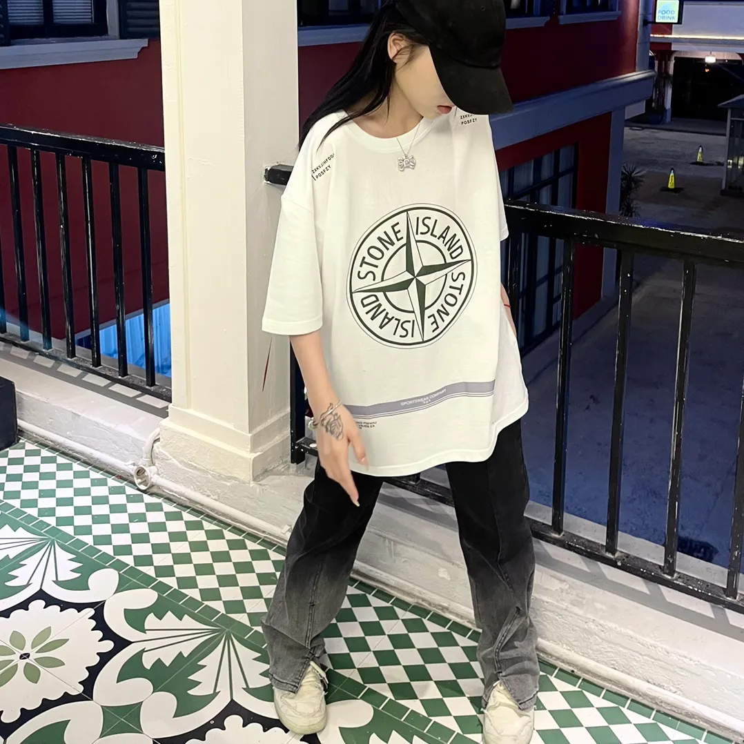 W616#P110💰 [Stone lsland/Stone Island summer new short-sleeved T-shirt with big green compass print on the chest] ⚠️[Original creation, high control of details] Made of 260g combed cotton 32-count double yarn - Simple basic versatile style, original single quality, the first choice for couples. - Made in a large factory, four needles and five threads on the shoulder, neatly arranged, high quality workmanship. - Same style for men and women, very versatile, one piece for each person Details are clearly visible. Color: Black White Size: M L